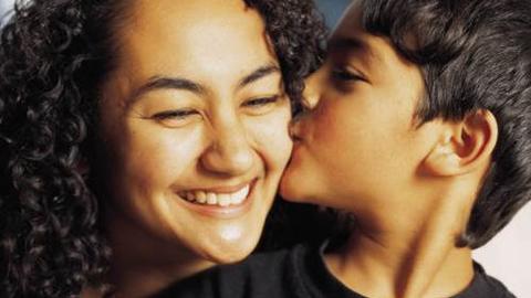 MAMI - Son kissing mom on cheek