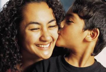 MAMI - Son kissing mom on cheek